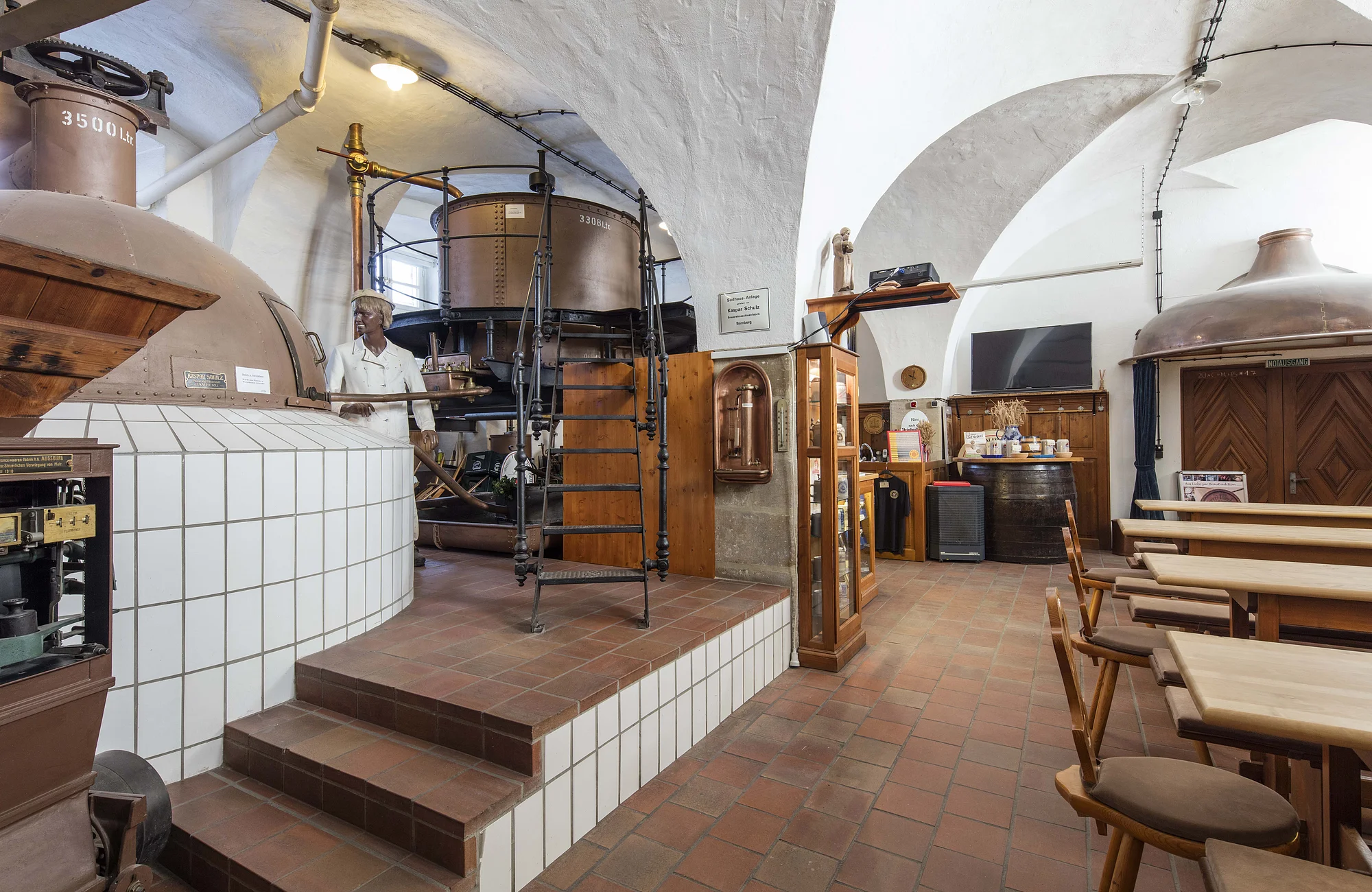 Innenansicht mit Braukessel des Fränkischen Brauereimuseums am Michaelsberg in Bamberg