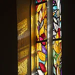 Lüpertzfenster in der Kirche St. Elisabeth Bamberg - „Was ihr für eines meiner geringsten Geschwister getan habt, das habt ihr mir getan.“
Mt 25,40