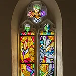 Lüpertzfenster in der Kirche St. Elisabeth Bamberg - "Was ihr für eines meiner geringsten Geschwister getan habt, das habt ihr mir getan." Mt 25,40