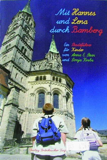 Mit Hannes und Lena lernst du die Besonderheiten und Schönheiten Bambergs kennen. Der Rundgang beginnt mit einem kleinen Überblick, führt auf den Domberg, in die Bergstadt, in die Inselstadt und zu weiteren Sehenswürdigkeiten. Mit dem Hund Berganza und dem Kater Murr haben unsere jungen Bamberger-Touristen zwei kurzweilige Begleiter.