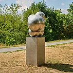 Die Skulptur H2O besteht aus Edelstahl und bildet zwei Wassermoleküle auf einem Steinsockel ab. Sie steht am Adenauerufer direkt am Regnitzradweg.