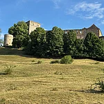 Die Giechburg ist ein beliebtes Ausflugsziel mit einer Gaststätte, die Platz für Tagungen und kulturelle Veranstaltungen bietet. In 520 Metern Höhe bietet sie einen fantastischen Blick über das Bamberger Land. Im Bergfried der Giechburg finden regelmäßige Kunstausstellungen statt.