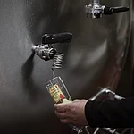 Das berühmte Bamberger Rauchbier wird direkt vom Stahltank gezwickelt, d.h. mit einem kleinen Probierglas verkostet.