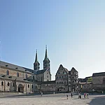 Bei einem ausgedehnten Rundgang erleben Sie, wie einmalig Bamberg ist. Im historischen Stadtensemble mit Dom, Kirchen und Klöstern, mit Brücken, engen Gassen und Plätzen, mit Fachwerkhäusern und Barockfassaden spüren Sie noch heute den Zauber der Vergangenheit.