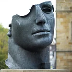 Die Bronzeplastik „Centurione I", des polnischen Bildhauers Igor Mitoraj, wurde im Jahre 1987 geschaffen und verbindet antike Formen mit modernen Elementen des Verfalls.
