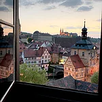 Blick auf die Bamberger Bergstadt durch das Turmfenster am Schloss Geyerswörth.