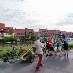Fahrradgruppe an der Regnitz vor Klein Venedig
