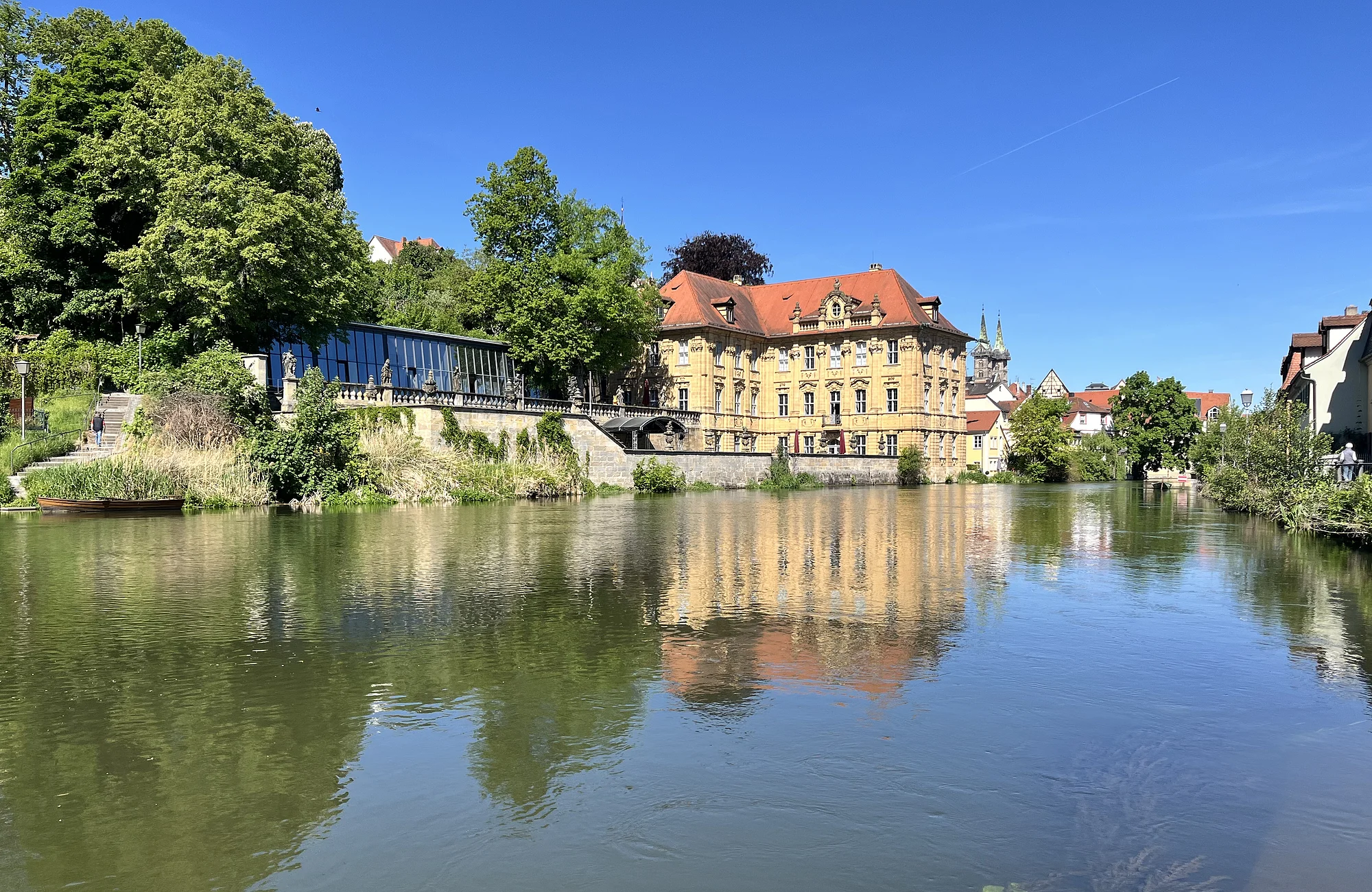Villa Concordia/Don Bosco Fähre/Fluss Das Künstlerhaus Villa Concordia spiegelt sich im Wasser der Regnitz.