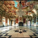 Mit ihren Prachtsälen und ihrer kostbaren Innenausstattung vermittelt die Neue Residenz ein eindrucksvolles Bild des fürstbischöflichen Lebens