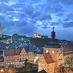 Der Blick vom Turm des Renaissanceschlosses Geyerswörth auf die Bergstadt - Teil des Weltkulturerbes- ist einer der schönsten der Stadt. Vor allem am Abend erstrahlt Bamberg in besonderer Atmosphäre.