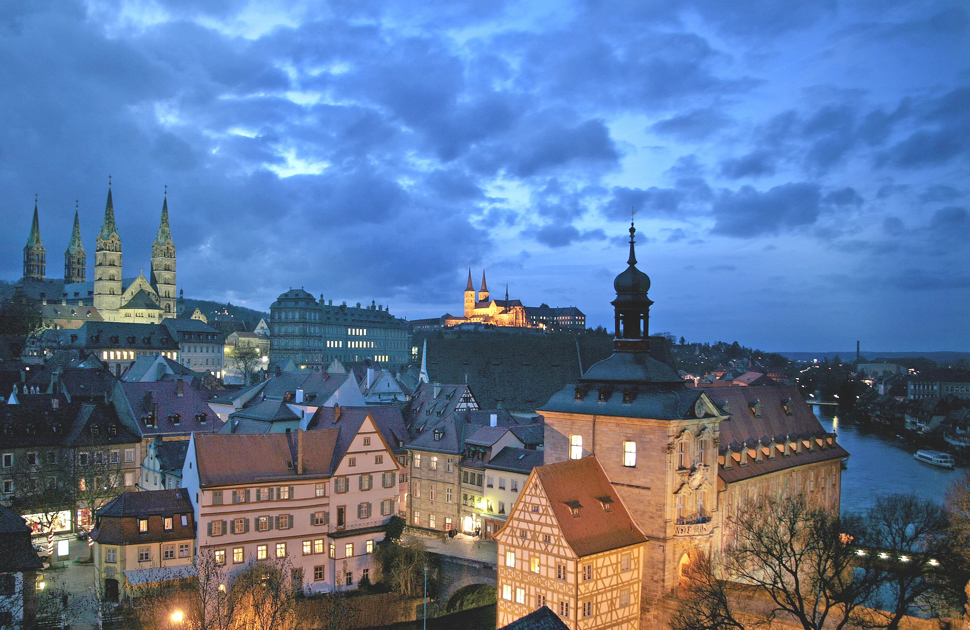 Der Blick vom Turm des Renaissanceschlosses Geyerswörth auf die Bergstadt - Teil des Weltkulturerbes- ist einer der schönsten der Stadt. Vor allem am Abend erstrahlt Bamberg in besonderer Atmosphäre.