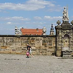 Der Trinkwasserbrunnen am Domplatz in der Nähe der Residenz und der Alten Hofhaltung spendet den Domplatzbesuchern frisches Trinkwasser.