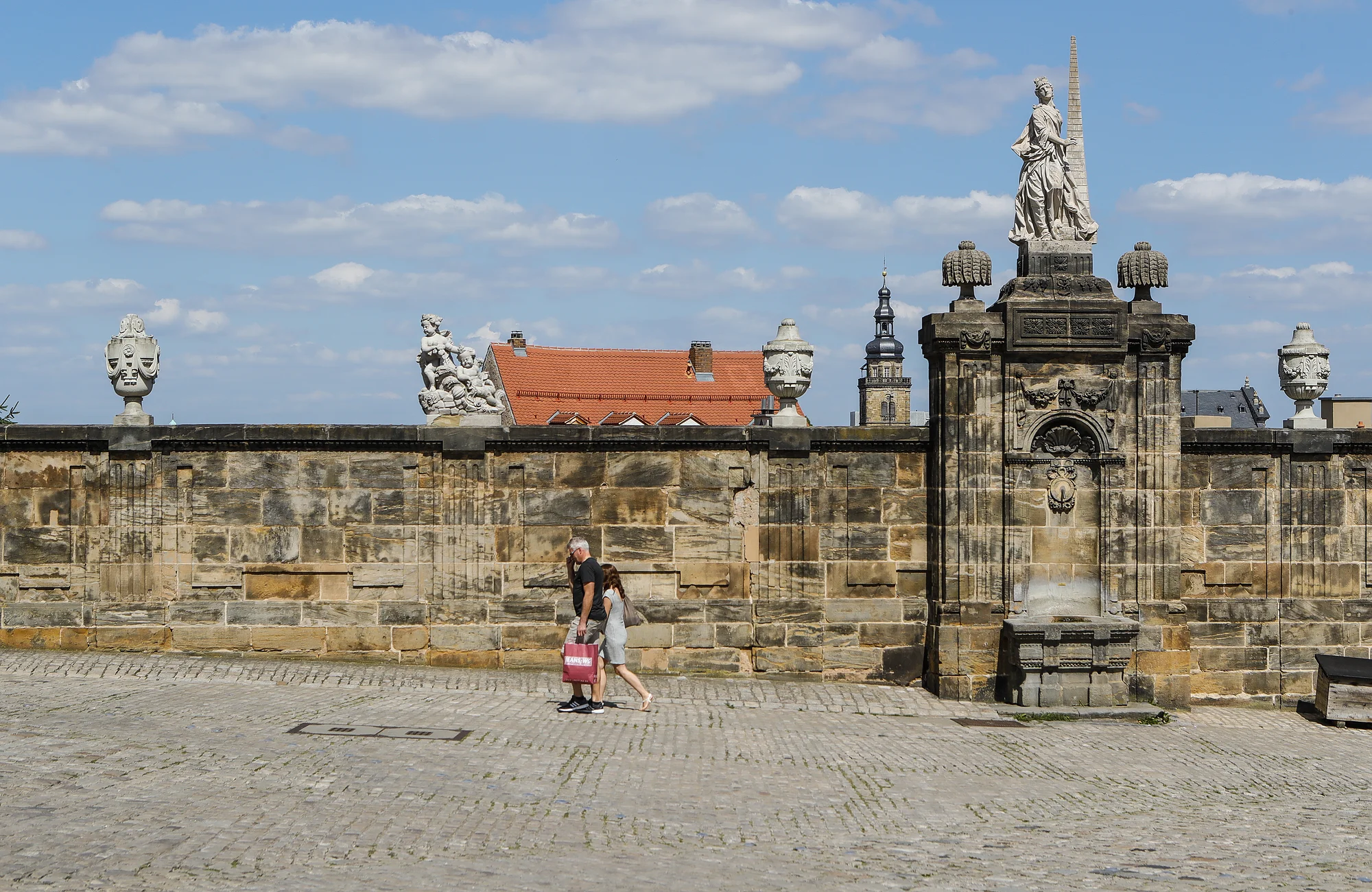 Der Trinkwasserbrunnen am Domplatz in der Nähe der Residenz und der Alten Hofhaltung spendet den Domplatzbesuchern frisches Trinkwasser.