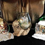 Weihnachtskrippen befinden sich in drei Glasflaschen