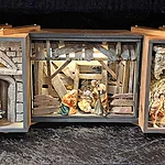 Das Bild zeigt eine Krippe in einem Nähkästchen.