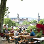 "Auf" dem Bierkeller in Bamberg mit faszinierendem Ausblick, lässt es sich wunderbar die leckeren Spezialitäten genießen. 