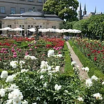 Der Rosengarten der Neuen Residenz bezaubert vor allem im Sommer und bietet wundervolle Ausblicke über die Stadt und zu St. Michael