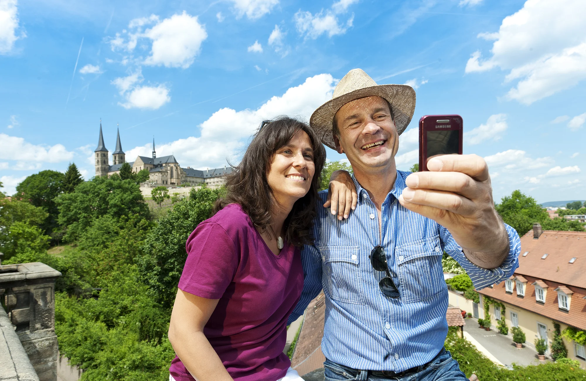 Romantischer Spaziergang im Rosengarten der neuen Residenz Bamberg mit Blick auf das ehemalige Benediktinerkloster St. Michael.