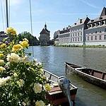 Die ehemalige Fischersiedlung wird liebevoll "Klein Venedig" genannt, Sie besteht aus einer hübsch geschmückten Zeile alter Fachwerkbauten, überwiegend von mittelalterlicher Bausubstanz. Winzige Vorgärten, an denen sich die Anlegestellen für die Kähe befinden, reihen sich am Ufer der Regnitz aneinander und bilden ein romantisches Ensemble. Mit dem Ausflugsschiff fährt man heute direkt an dieser einmaligen Häuserzeile vorbei.