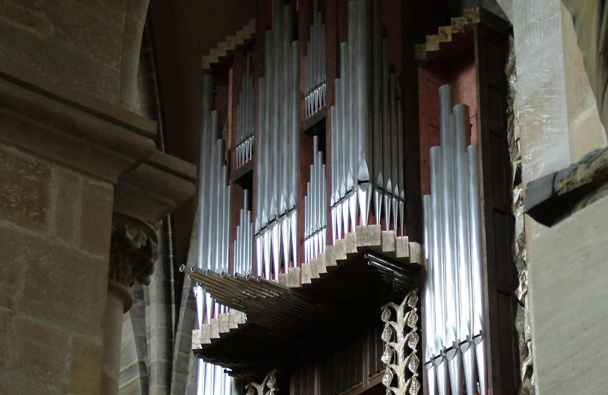 Nach der Stadtführung in einer Kirchenbank niederlassen. Ruhe kehrt ein. Bei Orgelklängen aus Werken J.S. Bachs das Geschehene noch einmal im Geiste Revue passieren lassen.