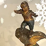 Ein Detail aus der Winterausstellung 2025/2026. Ein Putto auf einem Schlitten im Schnee.