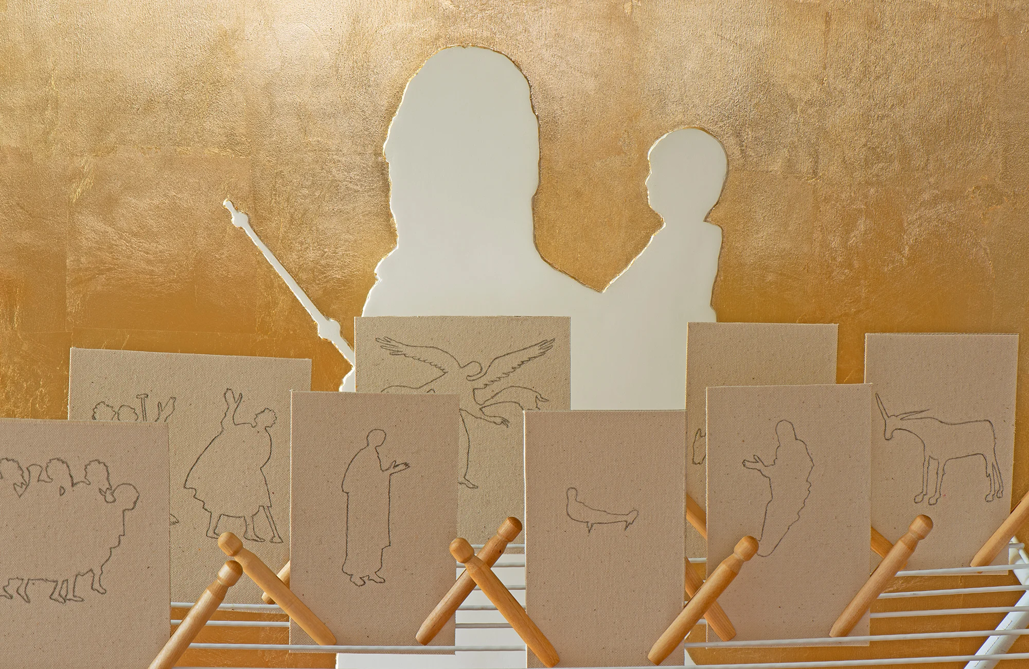 Die Weihnachtskrippe auf einem Wäscheständer wird ergänzt durch ein Wandbild, das auf das Gnadenbild der Maria mit dem Kinde aus der Oberen Pfarre in Bamberg anspielt.d