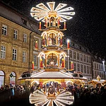 Die Bamberger Weihnachtspyramide am großen Weihnachtsmarkt am Maximiliansplatz
