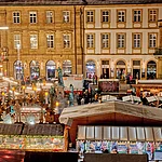 Der Bamberger Weihnachtsmarkt am Maiximiliansplatz in der Fußgängerzone