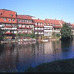 Die ehemalige Fischersiedlung entlang der Regnitz, wird heute "Klein Venedig" genannt. Die hübschen aneinander gereihten Häusern, teilweise aus dem Mittelalter, sehen besonders zur Sandkerwa geschmückt und beleuchtet, reizvoll aus.