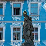 Barockgebäude mit Statue der Heiligen Kunigunde auf der Unteren Brücke in Bamberg