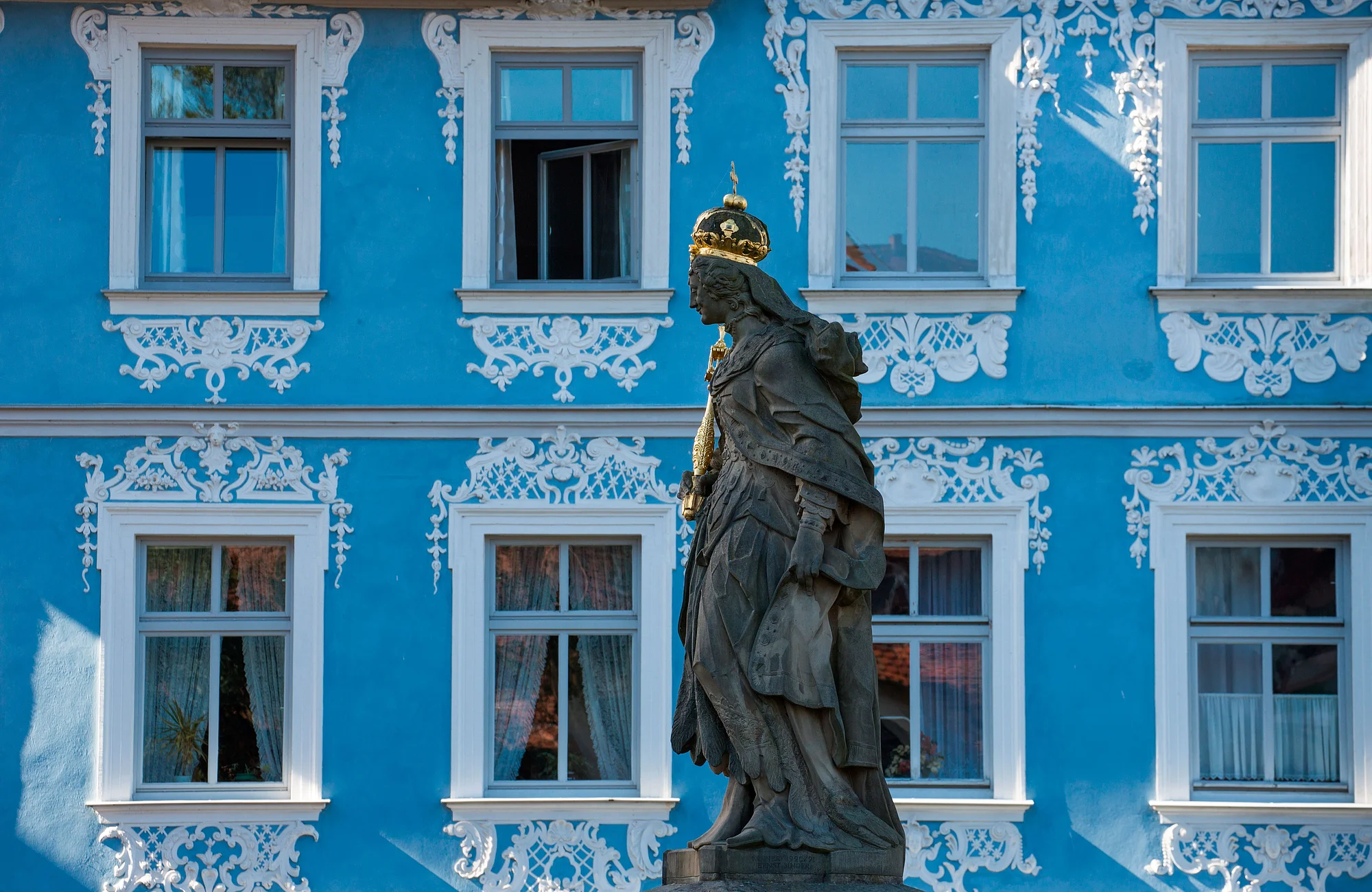 Barockgebäude mit Statue der Heiligen Kunigunde auf der Unteren Brücke in Bamberg