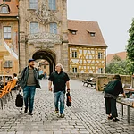 Biersommelier Markus Raupach und Redakteur David Denk auf dem Weg von Markus' Büro zur Brauereigaststätte Schlenkerla