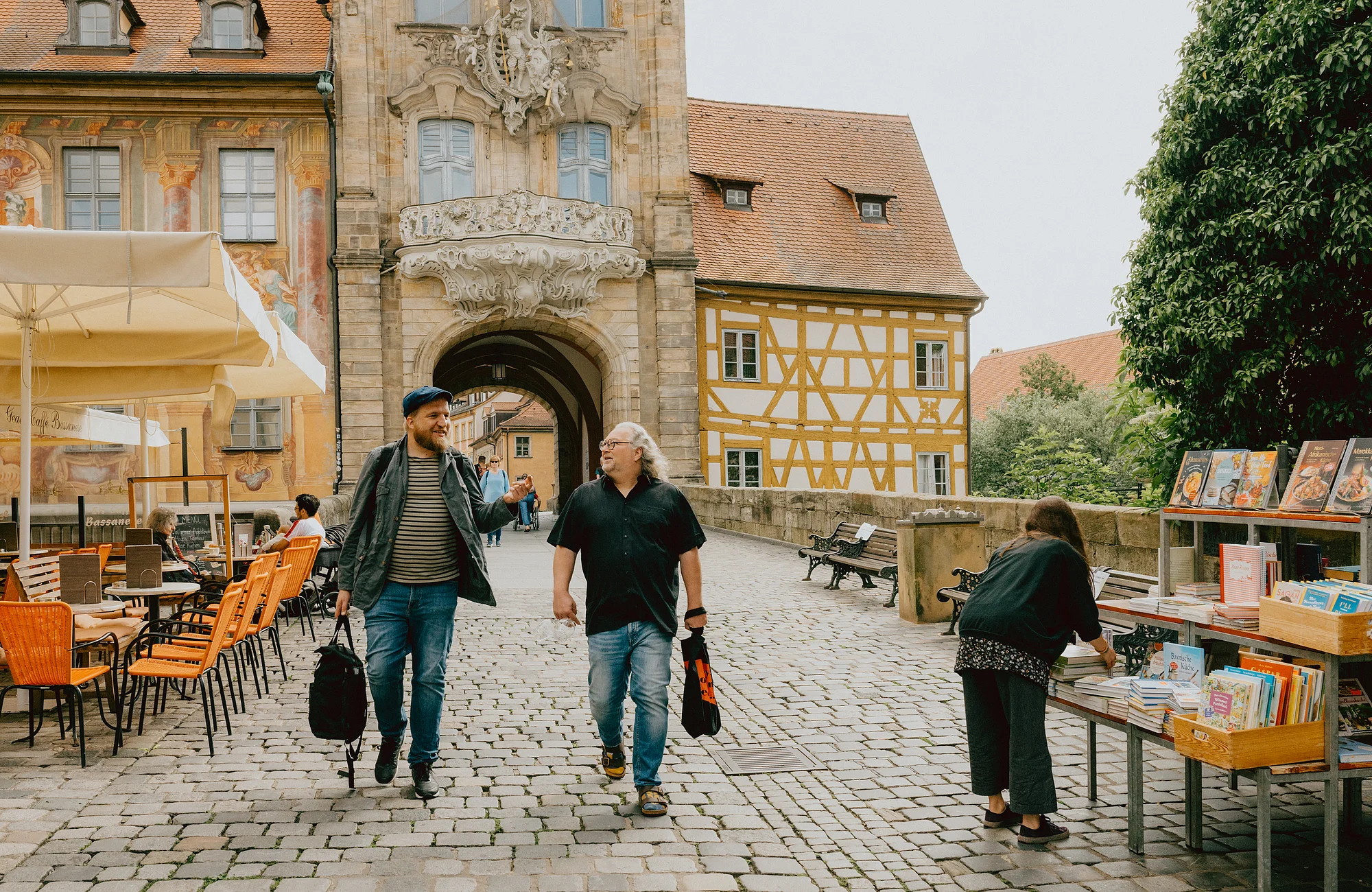Biersommelier Markus Raupach und Redakteur David Denk auf dem Weg von Markus' Büro zur Brauereigaststätte Schlenkerla