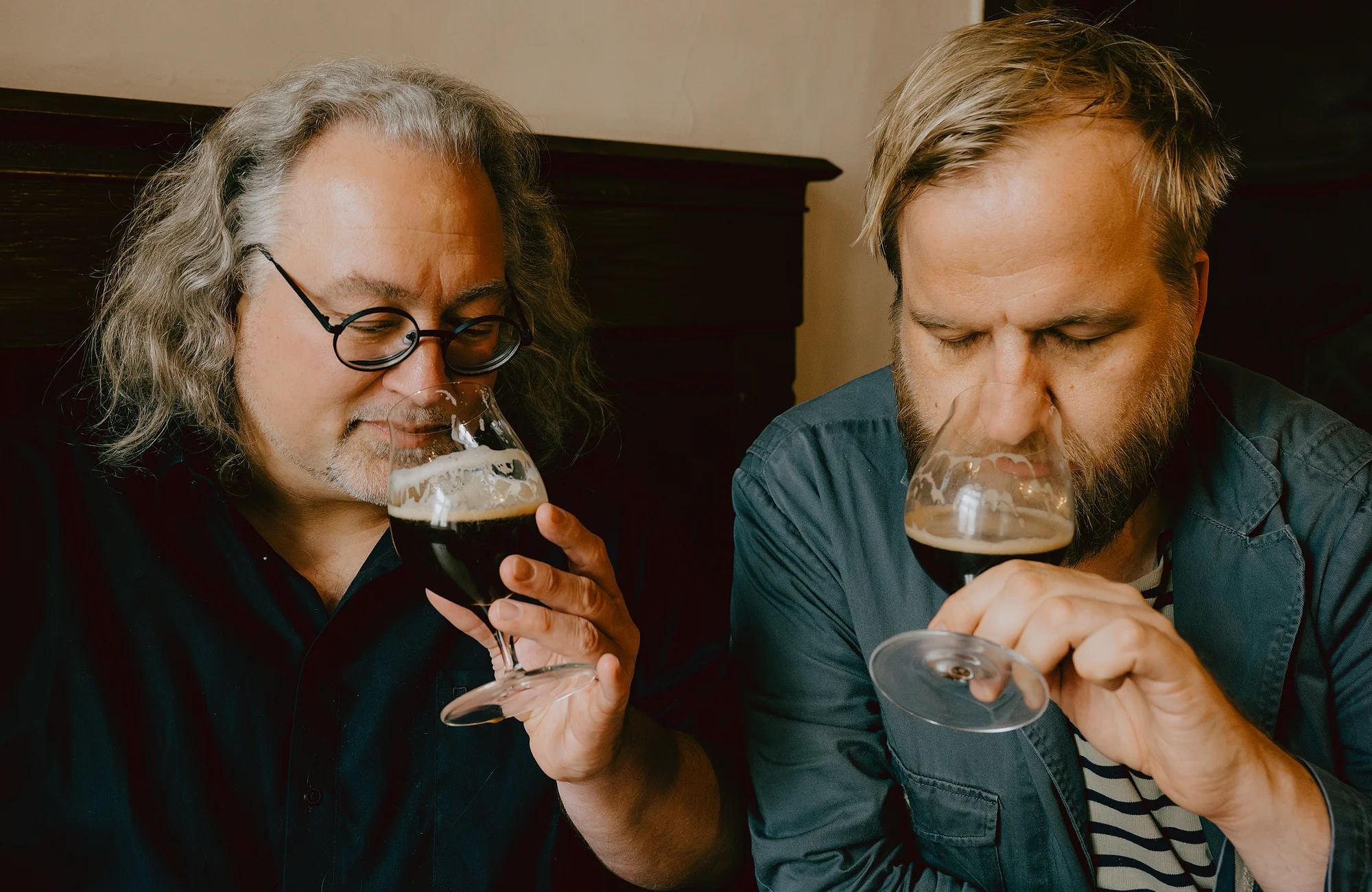 Biersommelier Markus Raupach und Redakteur David Denk beim Tasting von alkoholfreiem Bier in der Brauereigaststätte Schlenkerla.