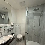 Badezimmer mit ebenerdiger Dusche