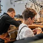 Nora und Alvaro am Werkbrett