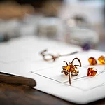 Roh-Citrine werden gefasst