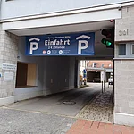 Ein Foto der Einfahrt zur Tiefgarage Bamberg Mitte.