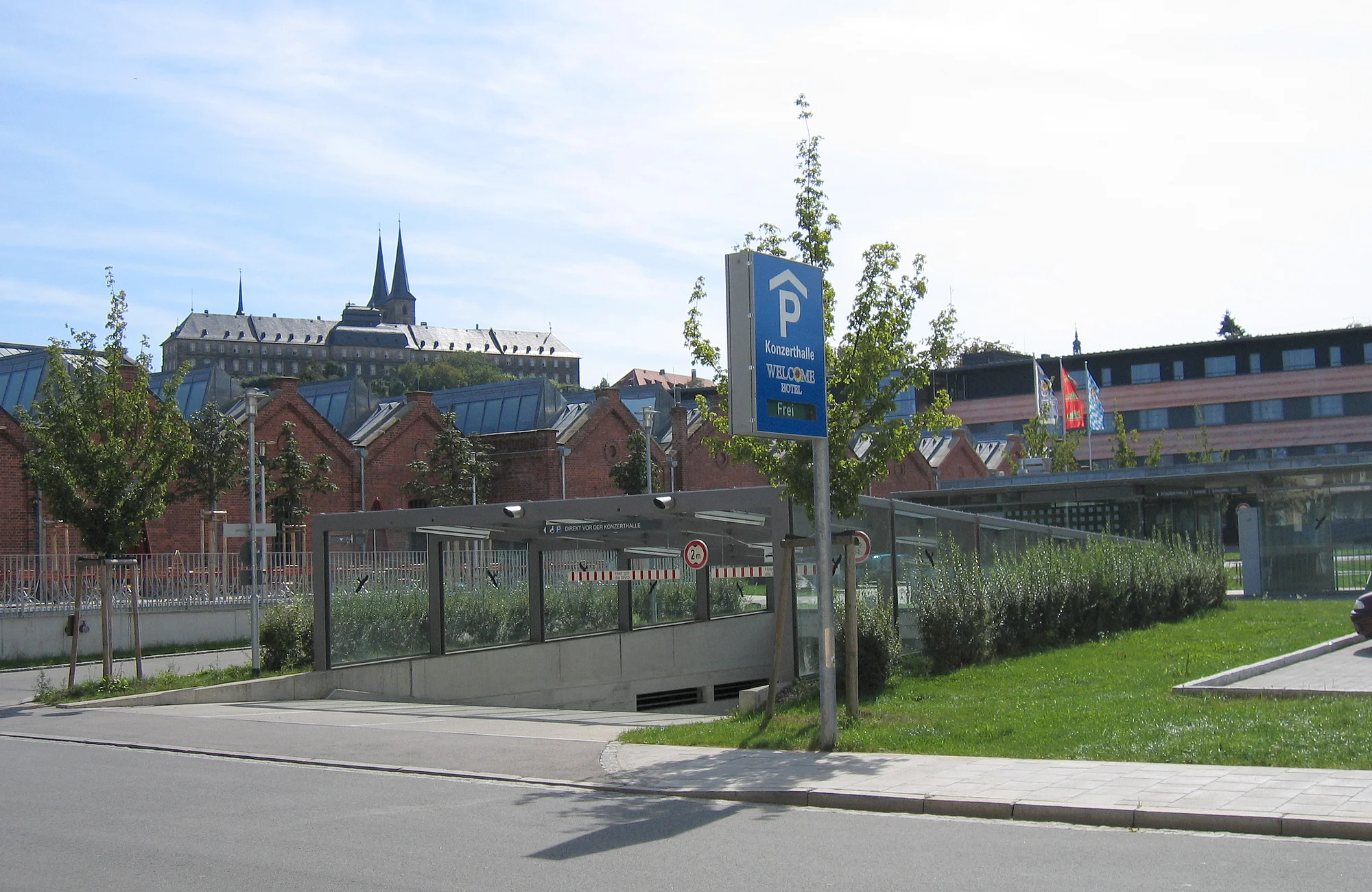 Ein Foto der Einfahrt zur Tiefgarage an der Konzert-und Kongresshalle.