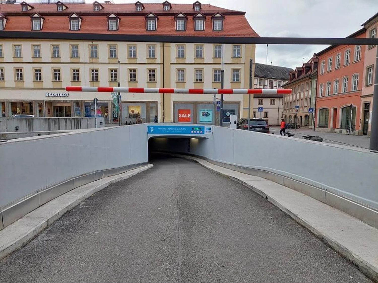 Ein Foto der Einfahrt zum Parkhaus Maximiliansplatz in Bamberg.