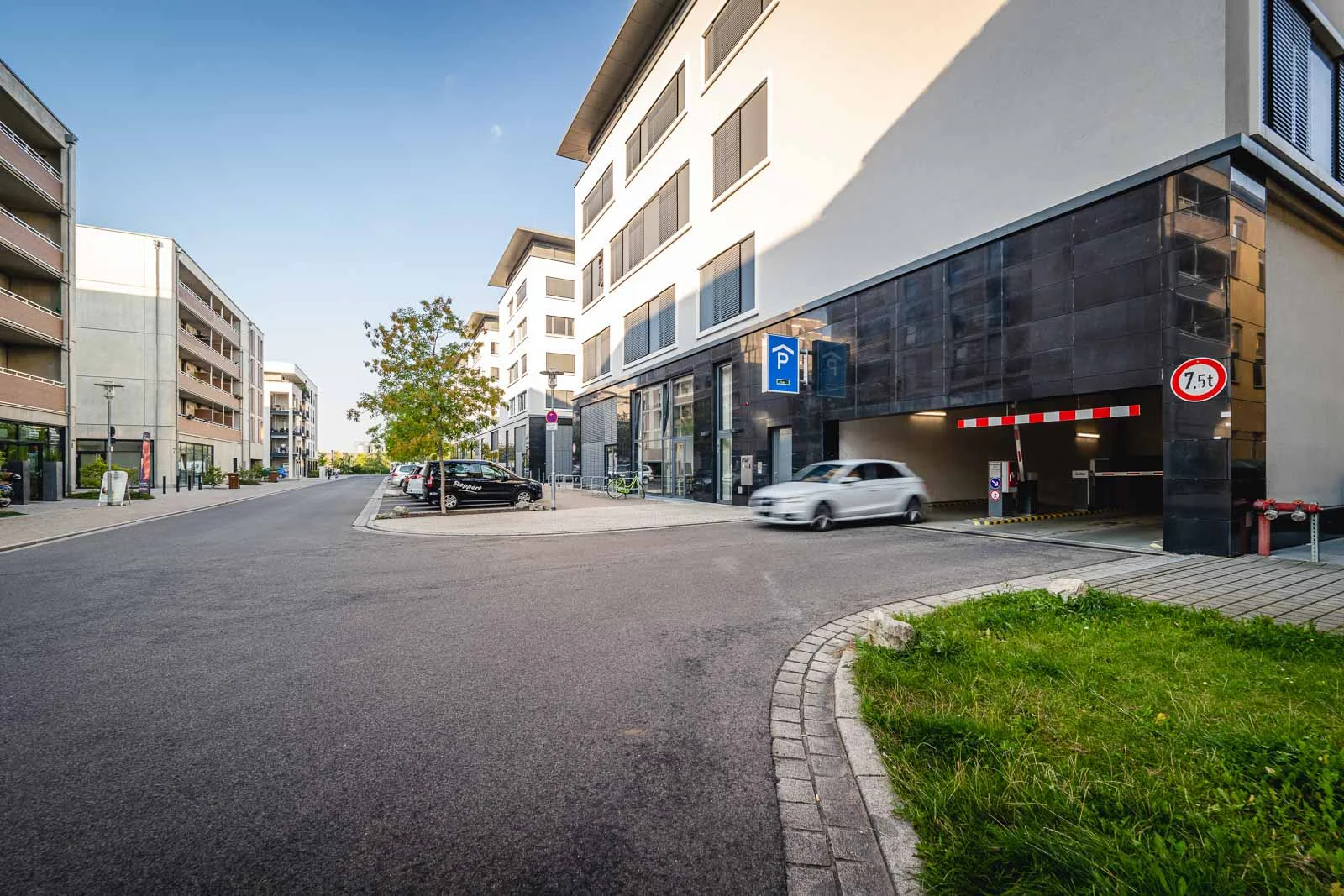 Ein Foto der Einfahrt zur Tiefgarage auf der Erba Insel.