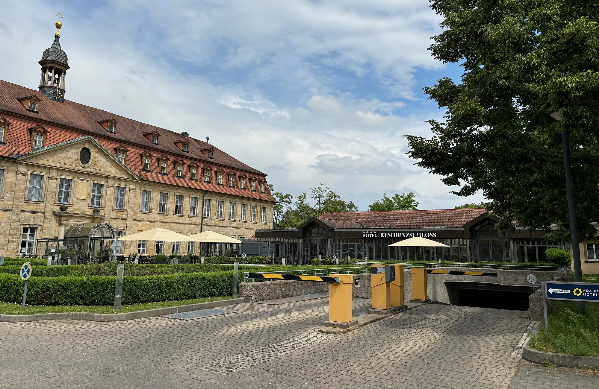Ein Foto der Einfahrt zur Tiefgarage des Hotel Residenzschloss in Bamberg.