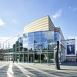 Eine Außenansicht der Konzert-und Kongresshalle in Bamberg.