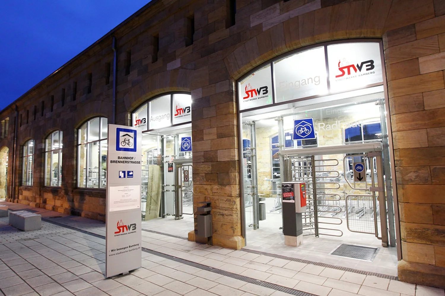 Ein Foto des Fahrradparklatzes (Radhaus) in der Brennerstraße nahe des Bahnhofs.