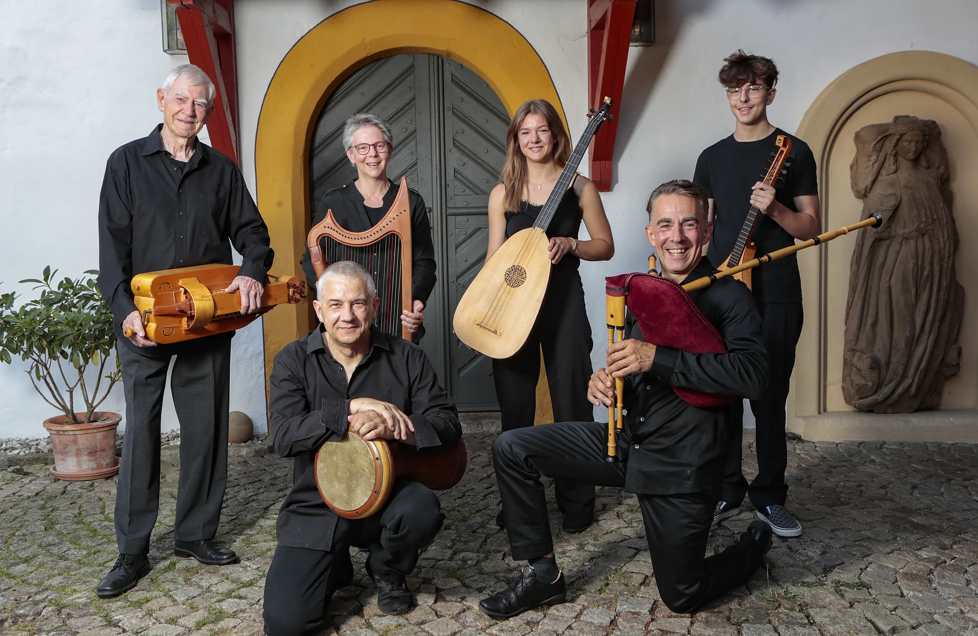 Capella Antiqua Bambergensis Das Musikensemble Capella Antiqua Bambergensis auf dem sommerlichen Schloß Wernsdorf.