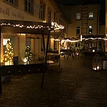 Foto des Außenbereichs des Café Leander Bamberg in weihnachtlicher Beleuchtung.
