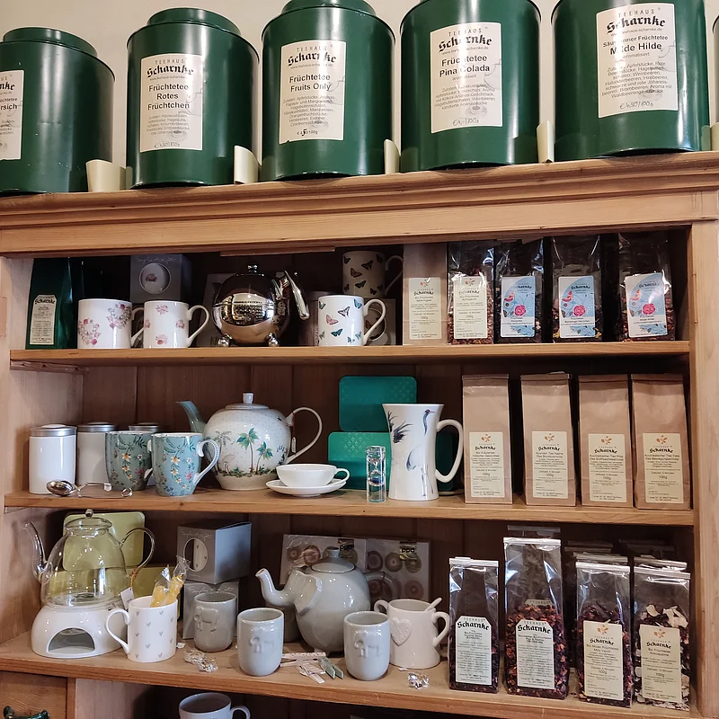 Ein eingeräumtes Regal im Teehaus Scharnke Bamberg.