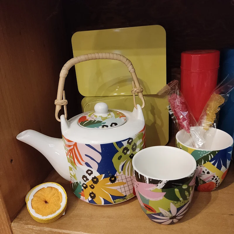 Foto einer Teekanne mit bunten Muster und passenden Tassen im Teehaus Scharnke Bamberg.