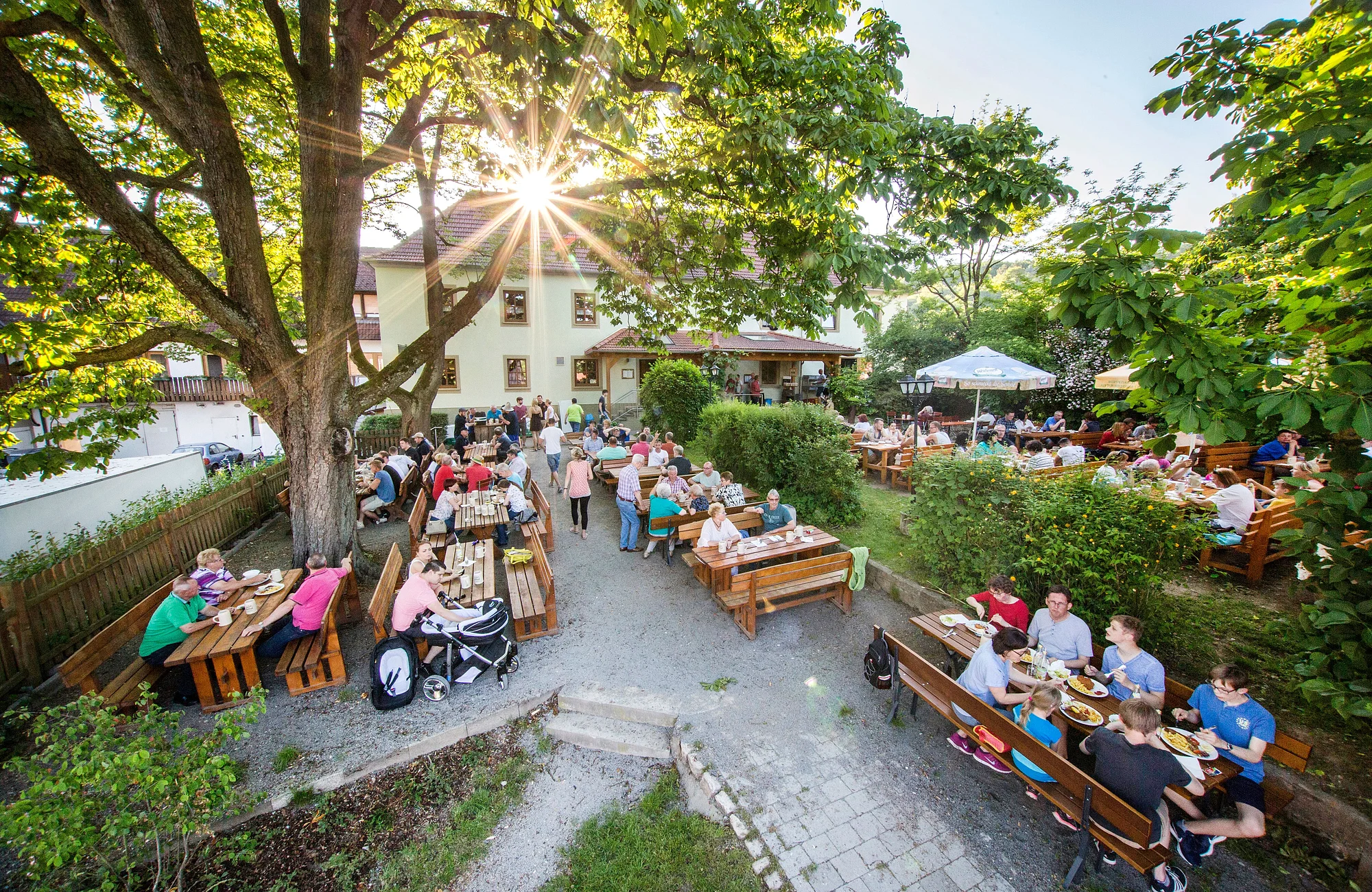 Kundmüller Biergarten Foto des belebten Biergartens Kundmüller.