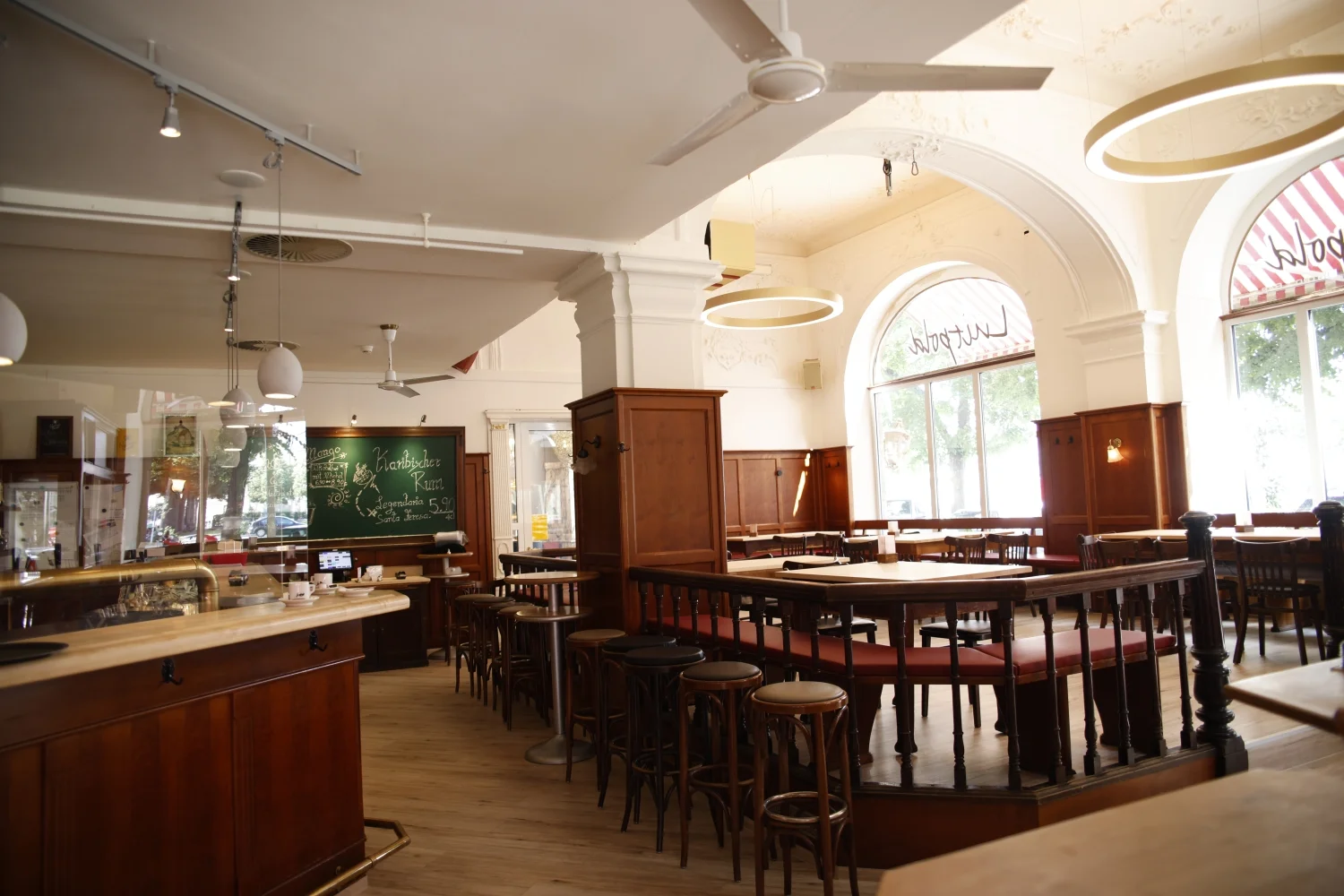 Foto des Cafes Luitpold in Bamberg von innen.